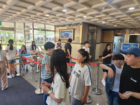 음식물쓰레기 줄이기 행사참여 학생 선물 증정행사